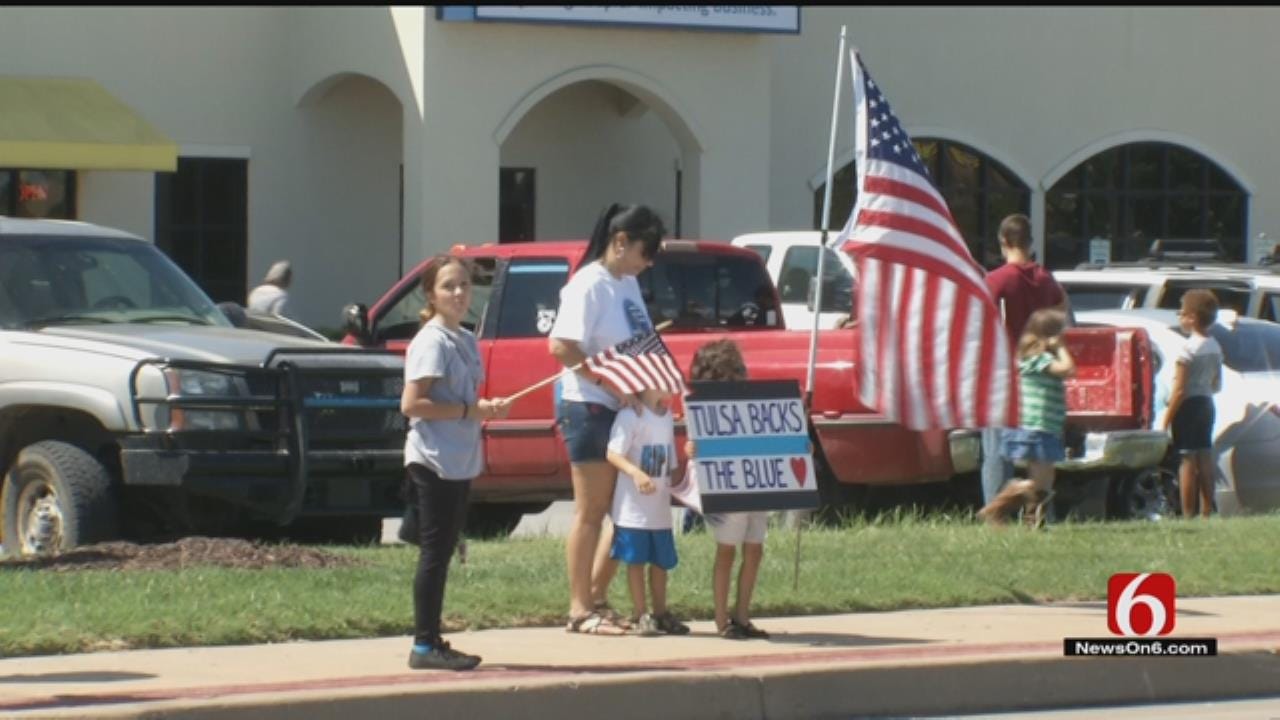 Oklahomans Turn Out To 'Back The Blue'