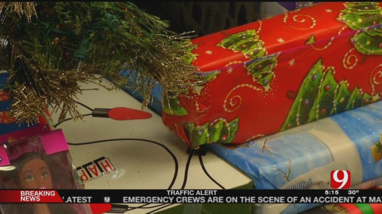 Organization Provides Gifts For Children Of Inmates