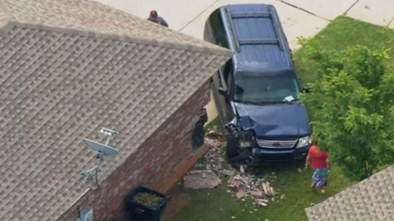 Vehicle Reportedly Crashes Into Home In SW OKC
