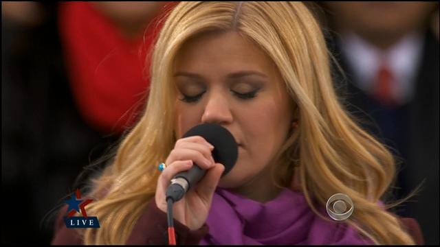 Kelly Clarkson Sings 'My Country, Tis Of Thee'