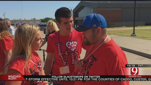 Mustang Teen's Selfless Act Helps Man With Special Needs